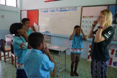 Volunteer gains teaching work experience in Thailand while teaching her students the English words for different body parts. A Projects Abroad volunteer teaches her students head shoulders knees and toes when she volunteers as an English teacher in Thailand.
